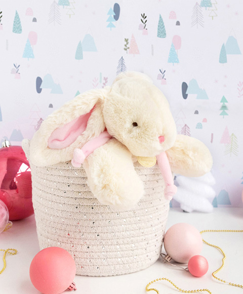 Peluche lapin rose mise en situation