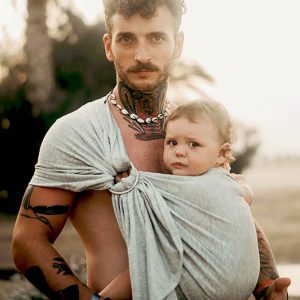 Homme portant bébé dans petite écharpe de portage grise